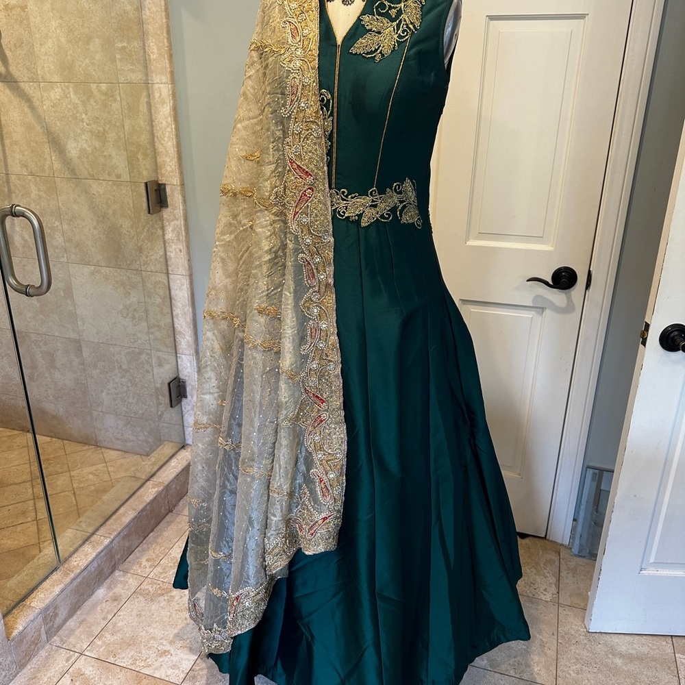 Beautiful emerald green custom made Indian bridal gown - Picture 7 of 13